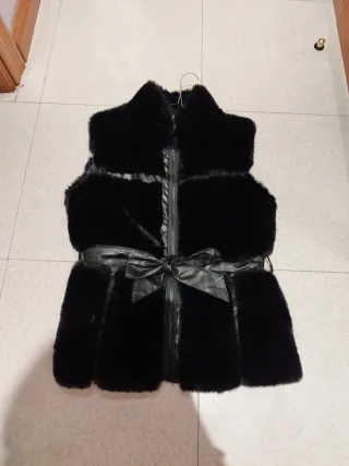 Chaleco negro pelo sintético lazo