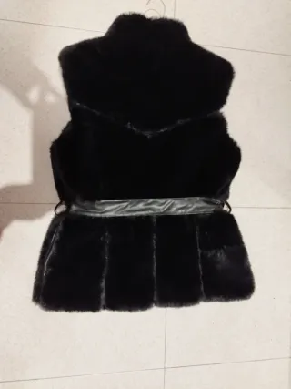 Chaleco negro pelo sintético lazo