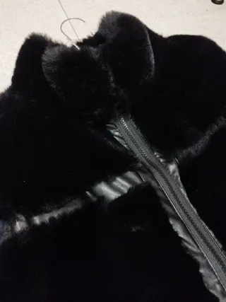 Chaleco negro pelo sintético lazo