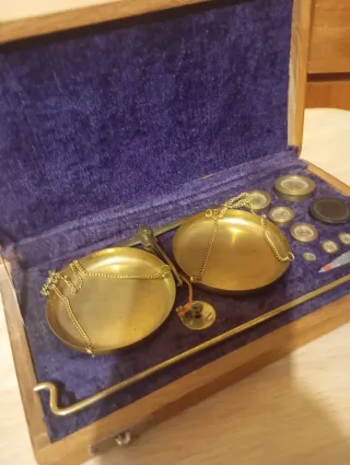 Balanza de precisión vintage con pesas