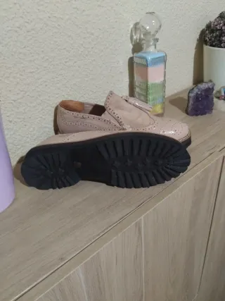 Mocasines charol beige con flecos