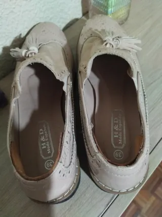 Mocasines charol beige con flecos