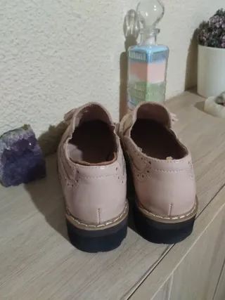 Mocasines charol beige con flecos