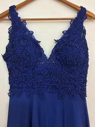 Vestido largo azul con encaje