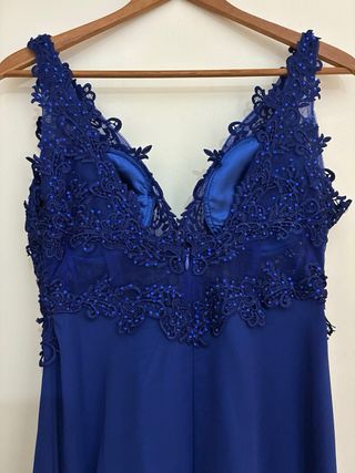 Vestido largo azul con encaje