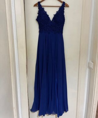 Vestido largo azul con encaje