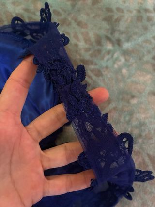 Vestido largo azul con encaje