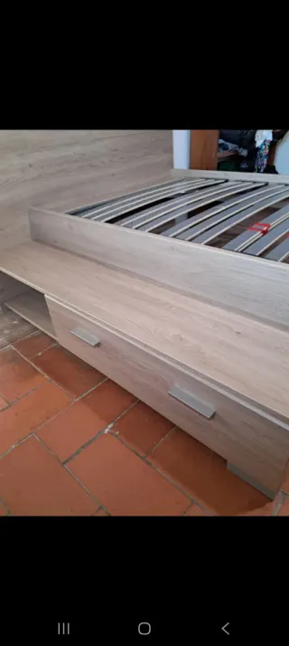 Cama de madera con cajones