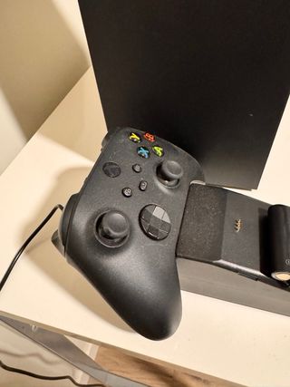 Xbox Series X con mando y cargador
