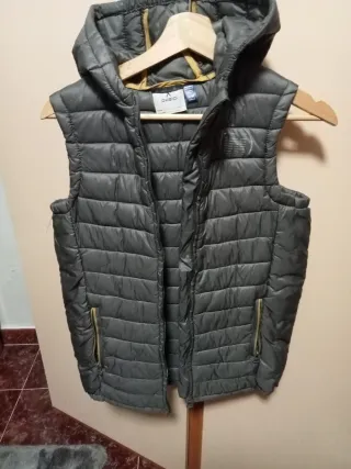 Chaleco gris Okaidi con capucha