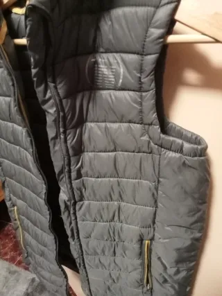 Chaleco gris Okaidi con capucha