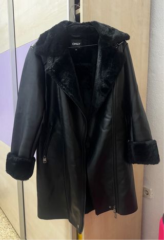 Abrigo largo ONLY piel sintética con pelo