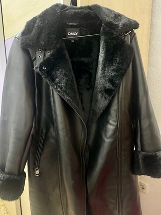 Abrigo largo ONLY piel sintética con pelo