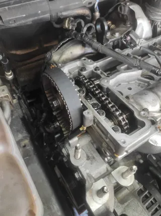 Servicio mecánico de coches.