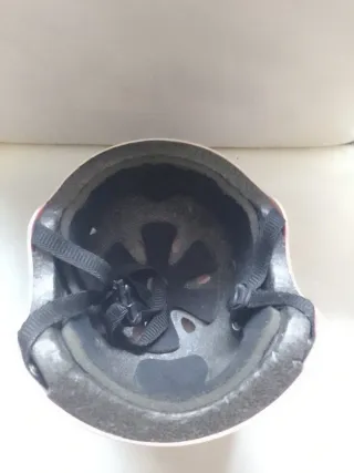 Casco rosa patinete mítical