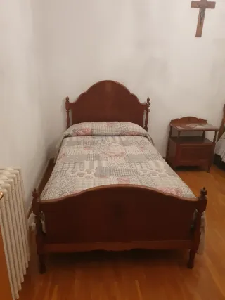 Dormitorio de madera maciza tallada