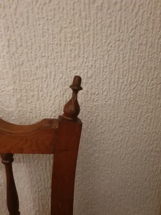 Dormitorio de madera maciza tallada