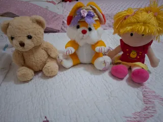 Lote de peluches: oso, conejo y muñeca