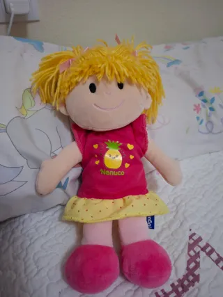 Lote de peluches: oso, conejo y muñeca