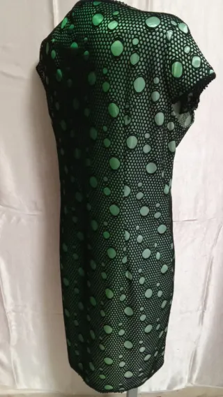 Vestido verde con círculos negros