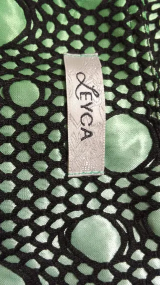 Vestido verde con círculos negros