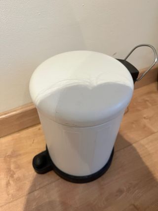 Cubo de basura blanco con pedal