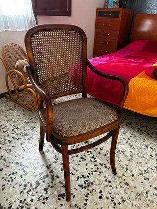 Silla antigua de madera y ratán