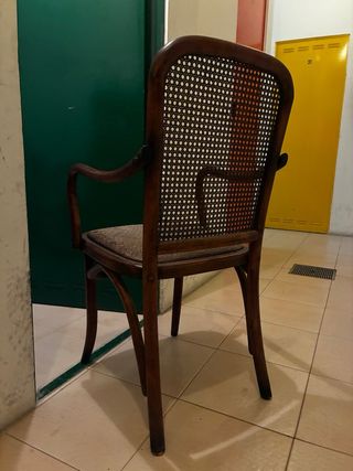 Silla antigua de madera y ratán