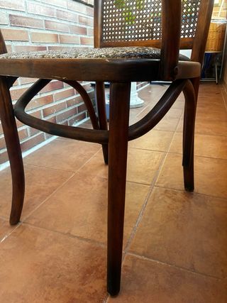 Silla antigua de madera y ratán