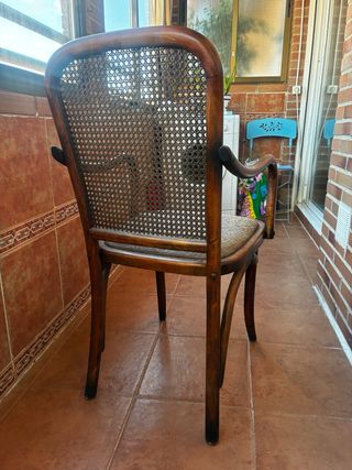 Silla antigua de madera y ratán