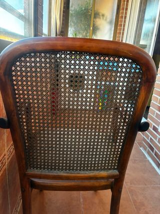 Silla antigua de madera y ratán