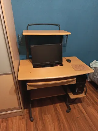 Escritorio con soporte para monitor