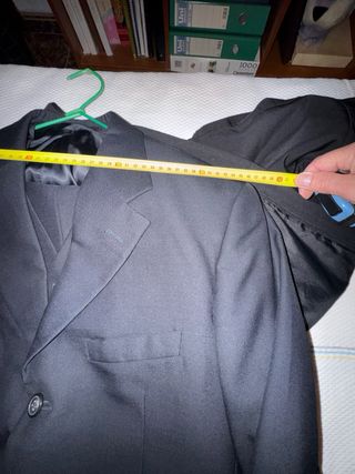 Traje negro con chaleco elegante