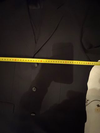 Traje negro con chaleco elegante