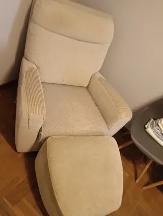 Sillón de tela beige NO INCLUYE PUF