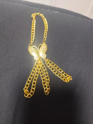 Manita niña mariposa dorada