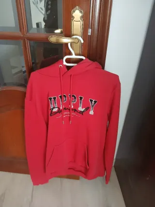 Sudadera Roja con Estampado