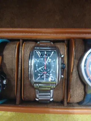 Estuche con 5 Relojes se venden todo junto.