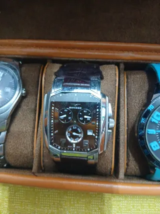 Estuche con 5 Relojes se venden todo junto.