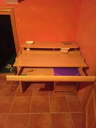 Escritorio de madera, funcional