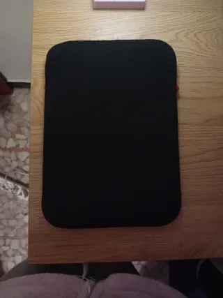 Funda negra para tablet con borde rojo