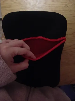 Funda negra para tablet con borde rojo
