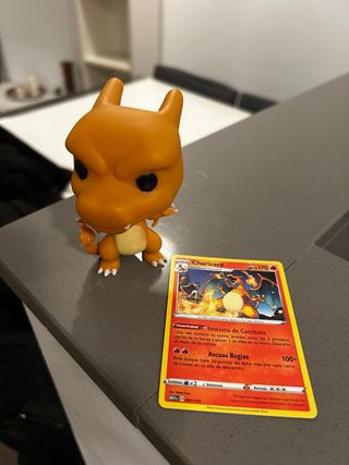 Figura Estilo Funko Charizard + Carta Pokémon