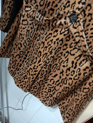 Abrigo H&M estampado animal