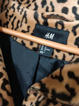 Abrigo H&M estampado animal