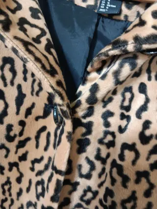 Abrigo H&M estampado animal