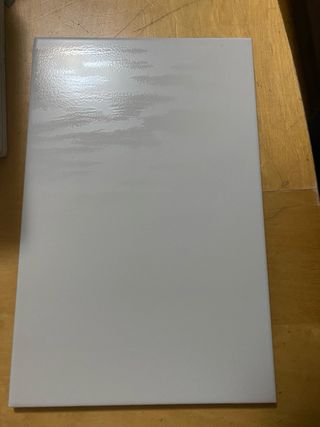 Baldosas blancas jaspeadas 30,5 x 20 cm