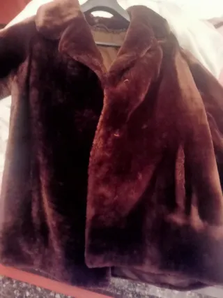 Abrigo de piel marrón