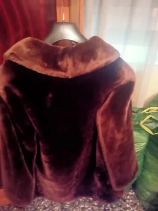 Abrigo de piel marrón