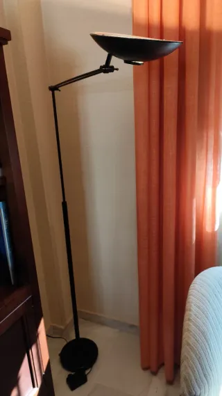 Lámpara de pie moderna negra